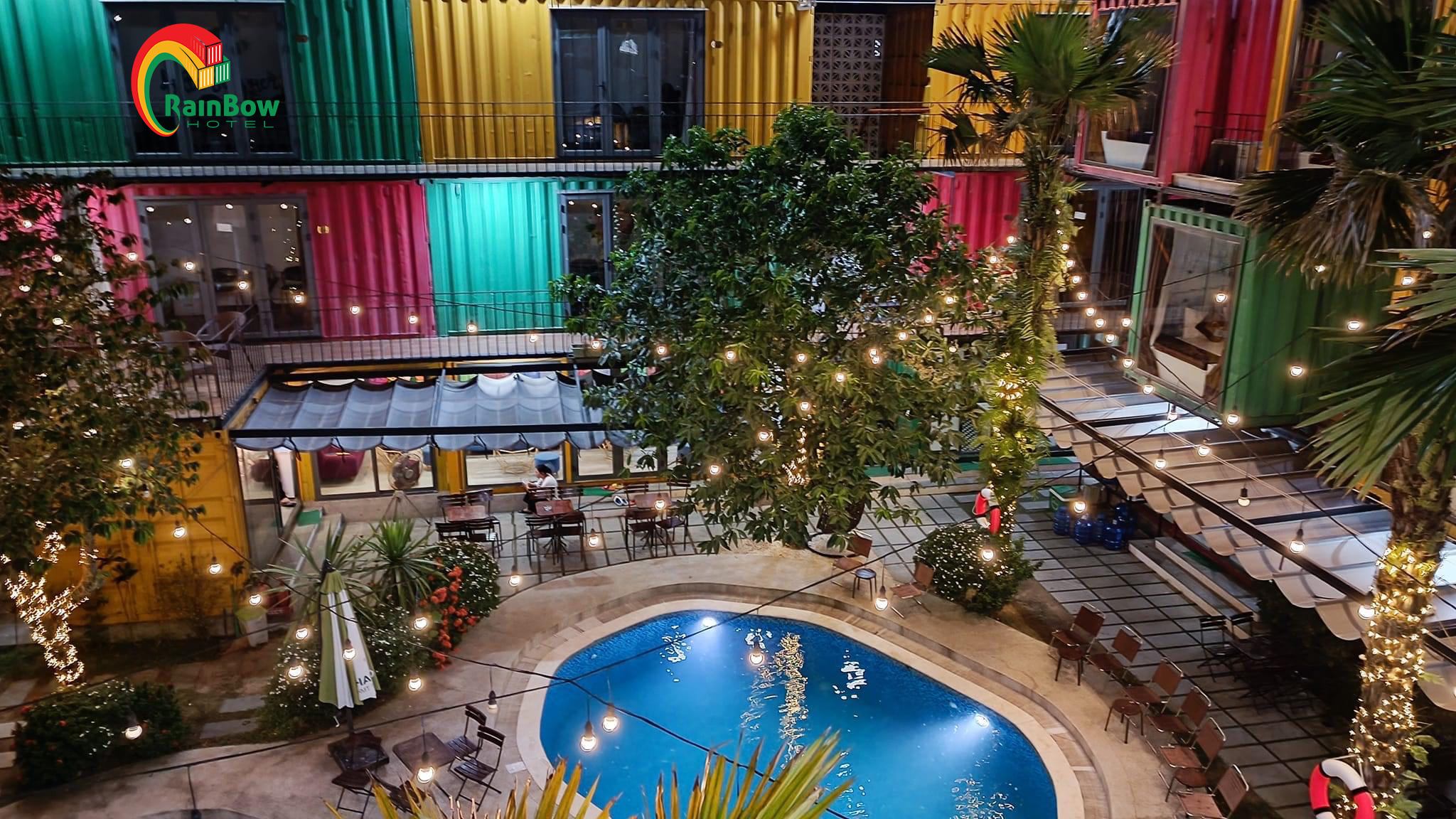 review-Rainbow-Hotel-Cửa-L&ograve;-kh&ocirc;ng-gian-chung